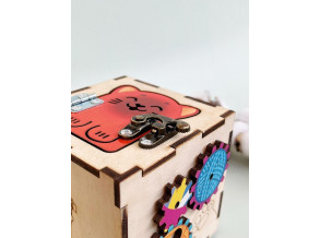 Бізіборд "Котокубик" для маленьких любителів котиків. Дерев'яний куб з рухомими деталями. ChiDe