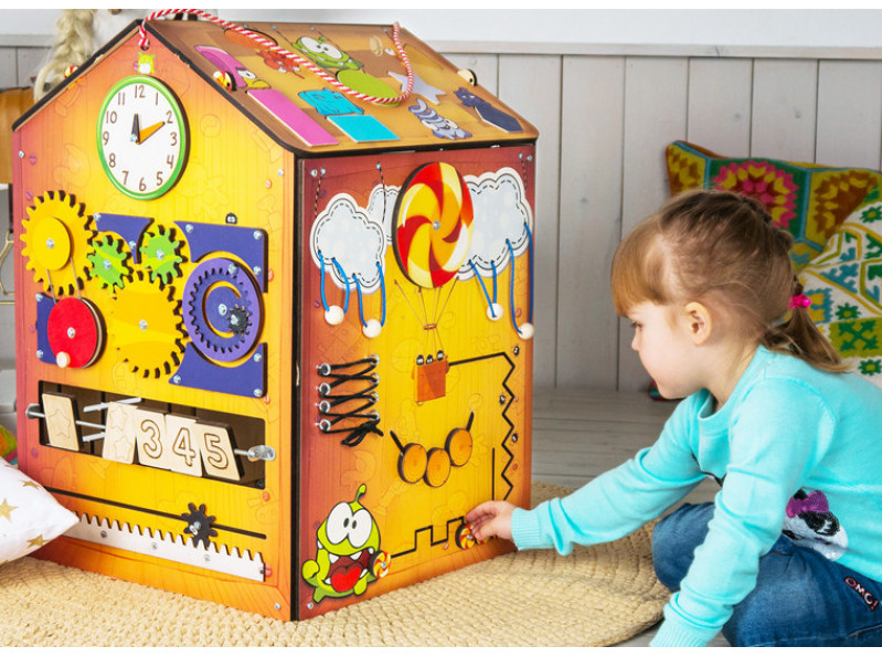 Бізіборд-будиночок «Ам Няма» 62x42x42 см, розвиваюча дошка 30 елементів для дітей від 9 місяців до 5 років, ChiDe
