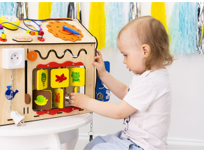 Бизиборд-дом «Смайлик» 40x34x37 см, развивающая доска 38 элементов для детей от 8 месяцев до 5 лет, ChiDe