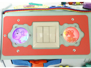 Бизиборд-домик «Смайлик Цветной со светом» 40x34x37 см в розовом и голубом цвете, развивающая доска для мальчиков и девочек от 8 месяцев до 5 лет, ChiDe
