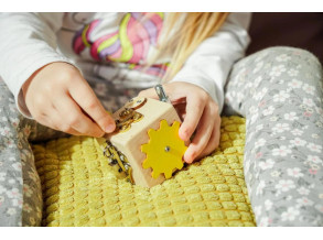 Жовтий маніпуляційний куб для новачків NEWBIE 5x5 см, розвиваючий бізікуб для дітей від 2 років, ChiDe